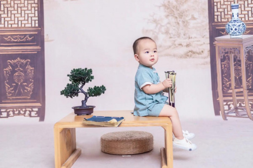 咸宁宝宝边吃奶边挣扎烦躁